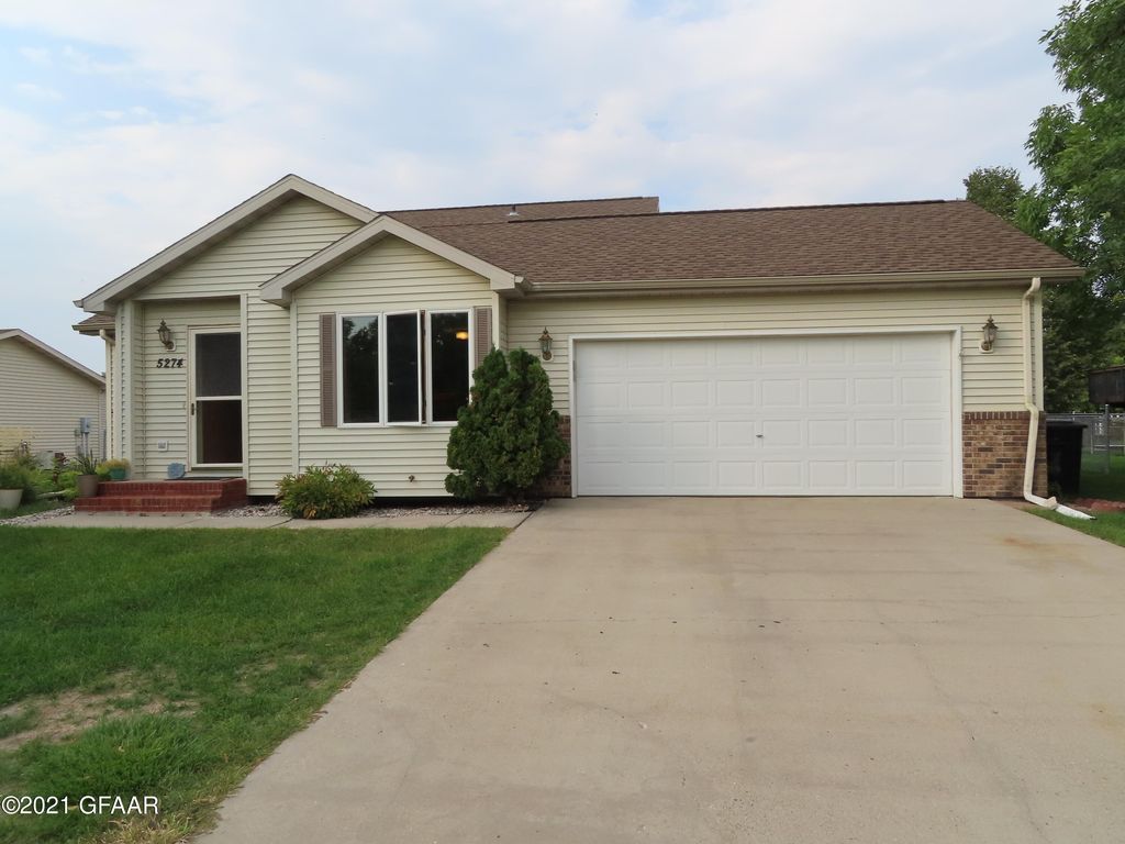 5274 W Lanark Dr, Grand Forks, ND 58203