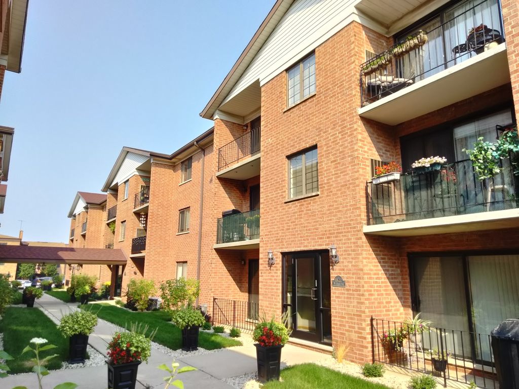 8422 W Catalpa Ave #203, Chicago, IL 60656