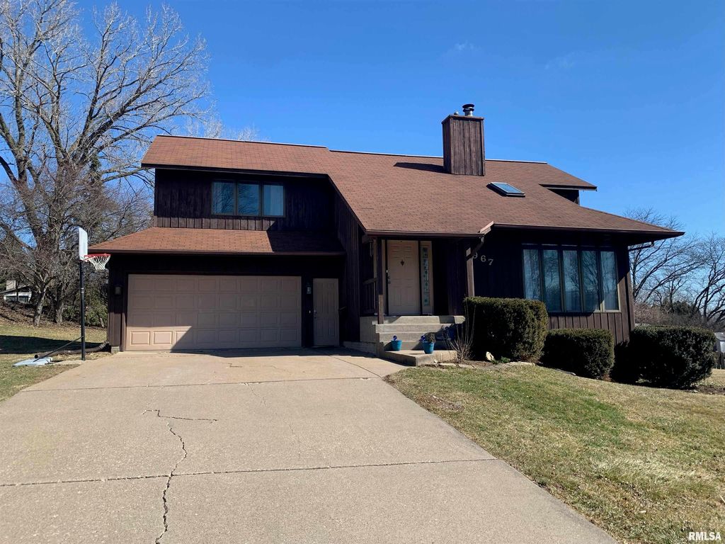3967 Valley View Dr, Bettendorf, IA 52722