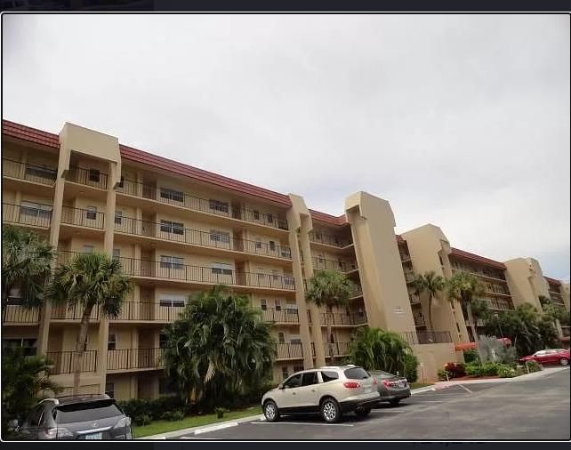 3590 Via Poinciana 309, Lake Worth, FL 33467 1 Bed, 2 Bath Condo
