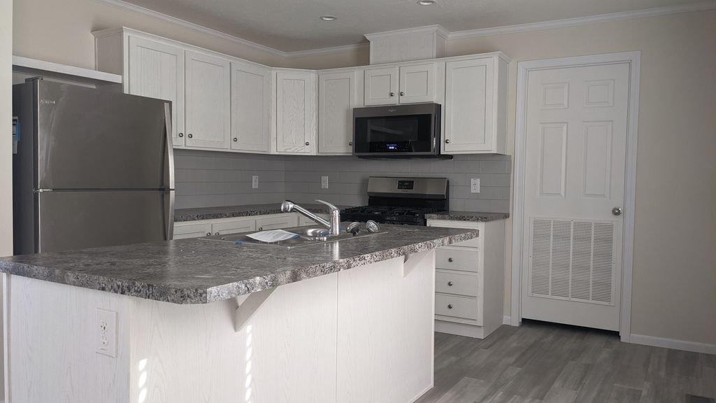 3601 Alpine Dr #267, Midland, MI 48642