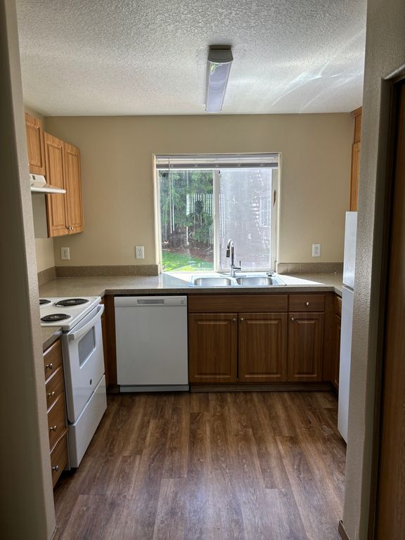 16400 NE Las Brisas Ct, Portland, OR 97230