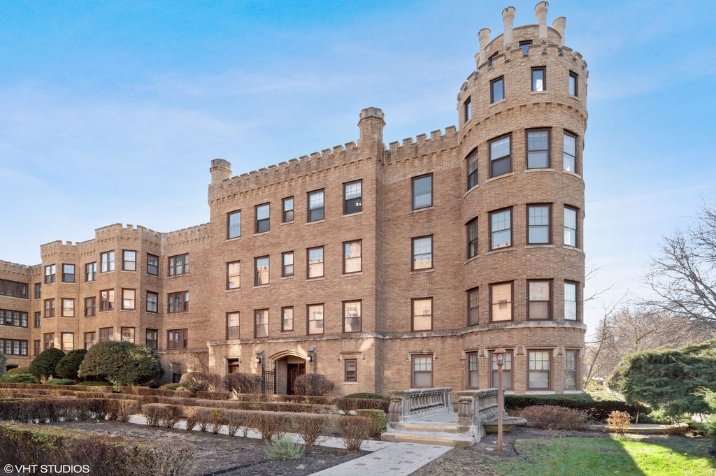 2418 W Greenleaf Ave #3, Chicago, IL 60645