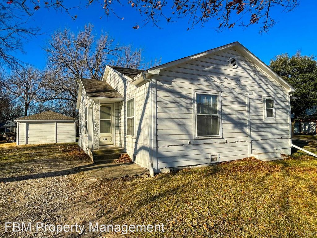 909 S Paris St, Ennis, TX 75119