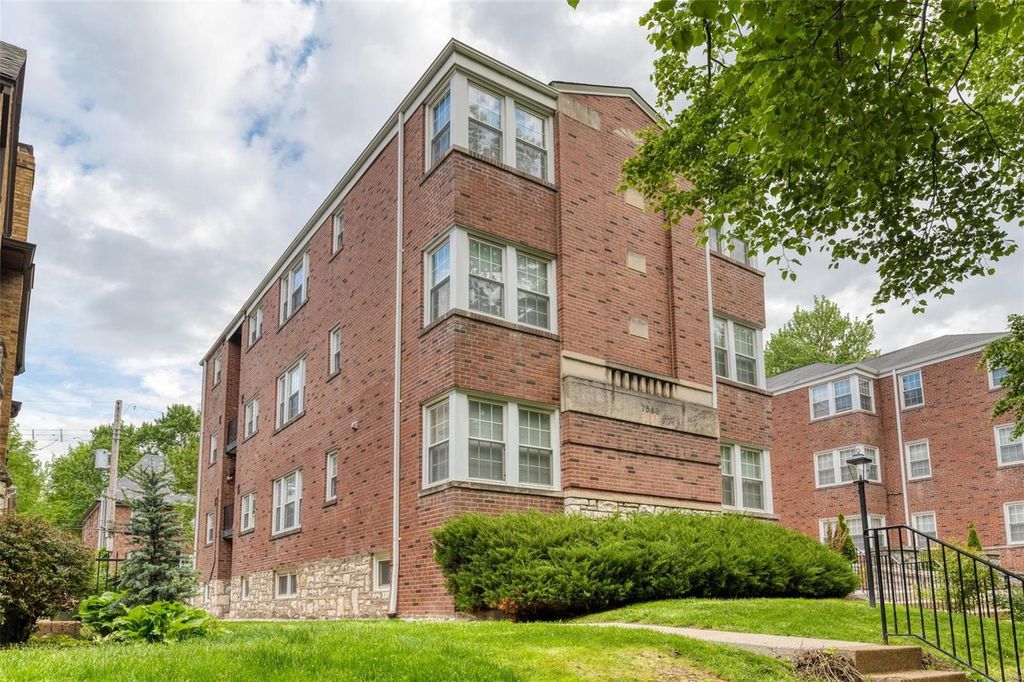 7563 Oxford Dr #2S, Saint Louis, MO 63105