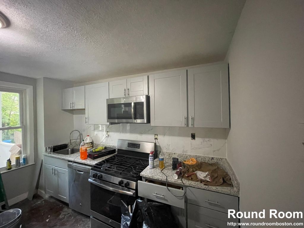429 Medford St #3, Somerville, MA 02145