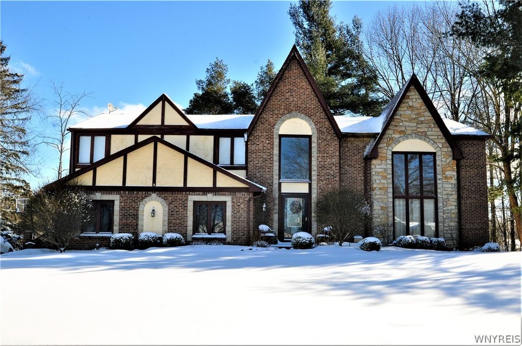 145 Bramble Ct, Williamsville, NY 14221