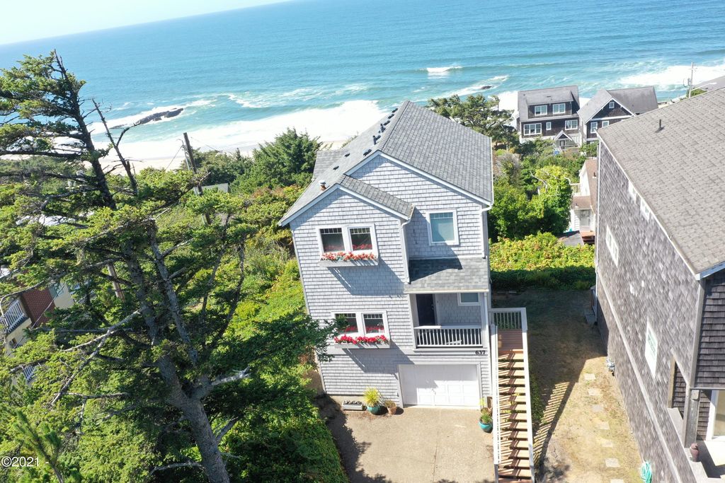 637 SW 37th Pl, Lincoln City, OR 97367