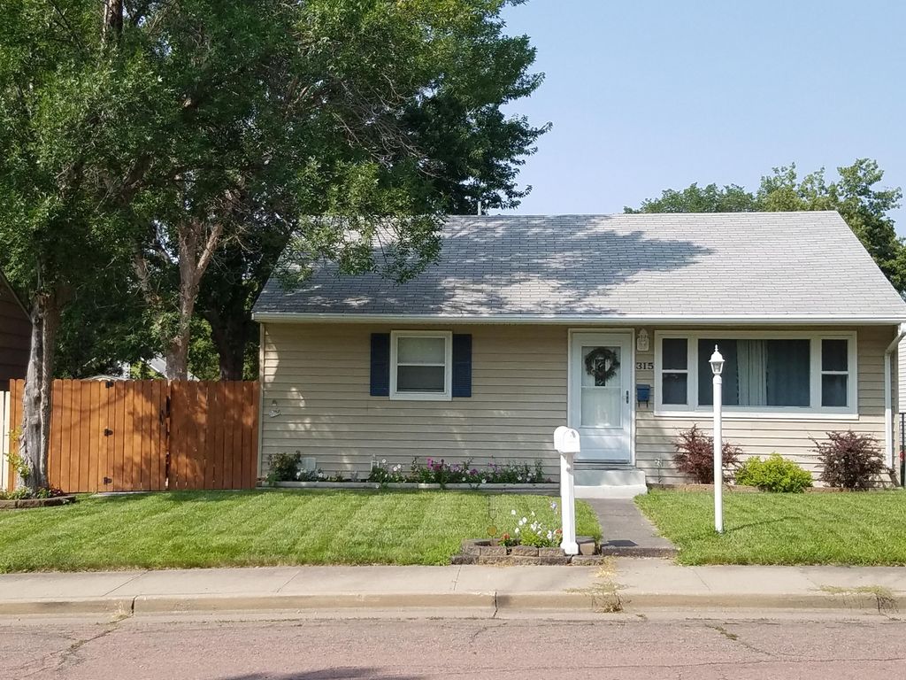 315 S Pierce Ave, Pierre, SD 57501 - See Est. Value, Schools & More