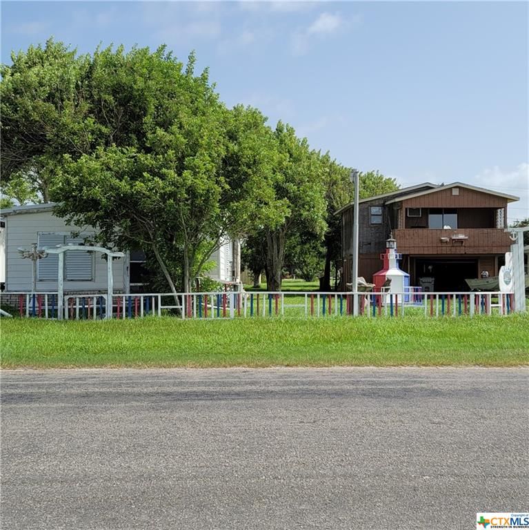 804 W Bay Ave, Seadrift, TX 77983