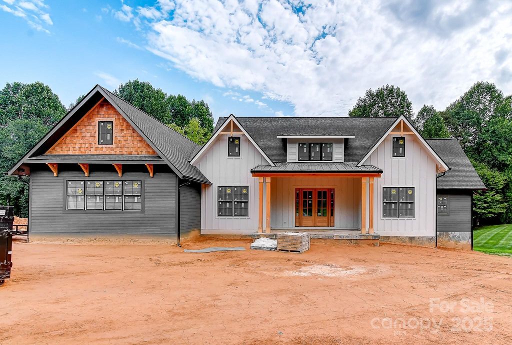 574 Skytop Farm Ln, Hendersonville, NC 28791