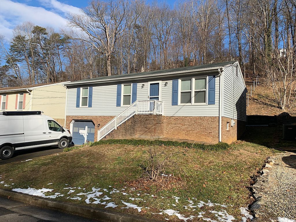 2811 Lansing Dr SW, Roanoke, VA 24015 3 Bed, 2 Bath 2811 Lansing Dr SW, Roanoke, VA 24015 3 Bed, 2 Bath