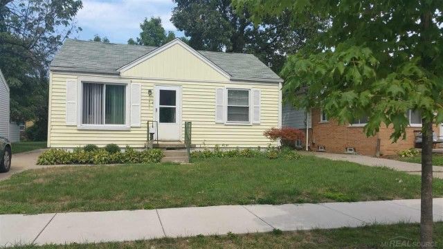21601 Brys Dr, Saint Clair Shores, MI 48080
