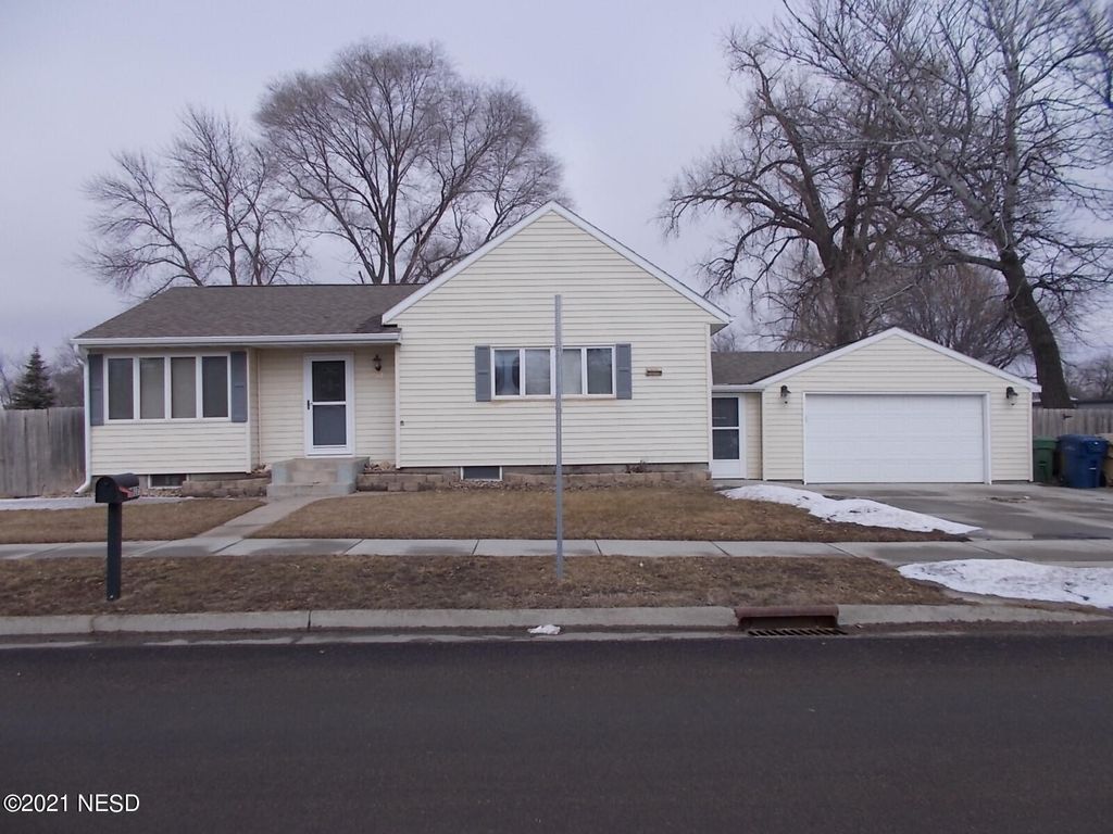 1017 3rd Ave NW, Watertown, SD 57201