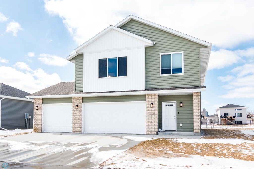 215 6th St E, Horace, ND 58047