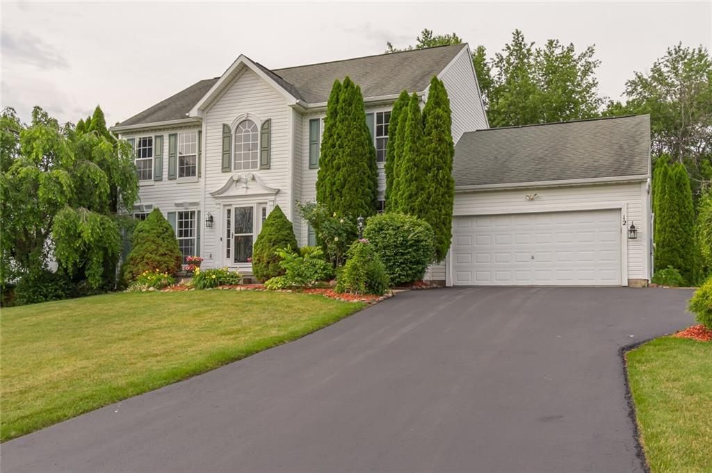 12 Dickinson Xing, Fairport, NY 14450