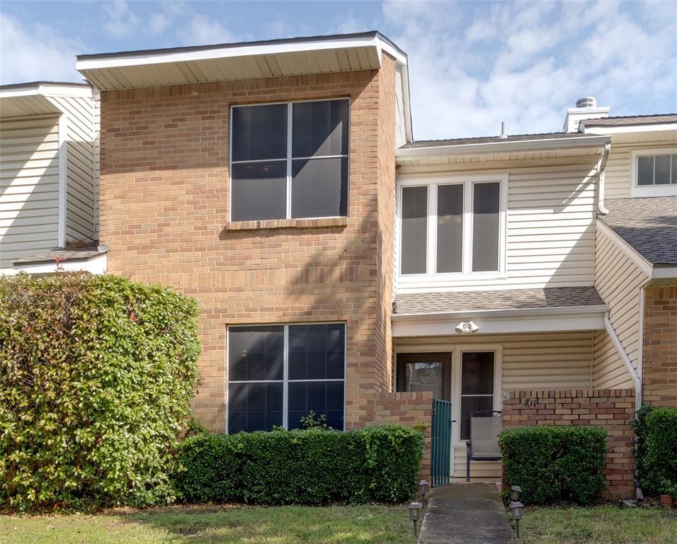 711 Creekwood Dr, Lewisville, TX 75067