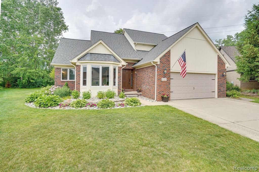 57217 Yorkshire Dr, Washington, MI 48094