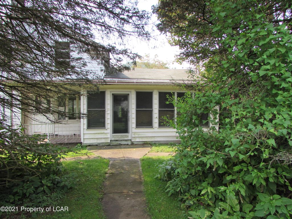 21 Italy St, Mocanaqua, PA 18655