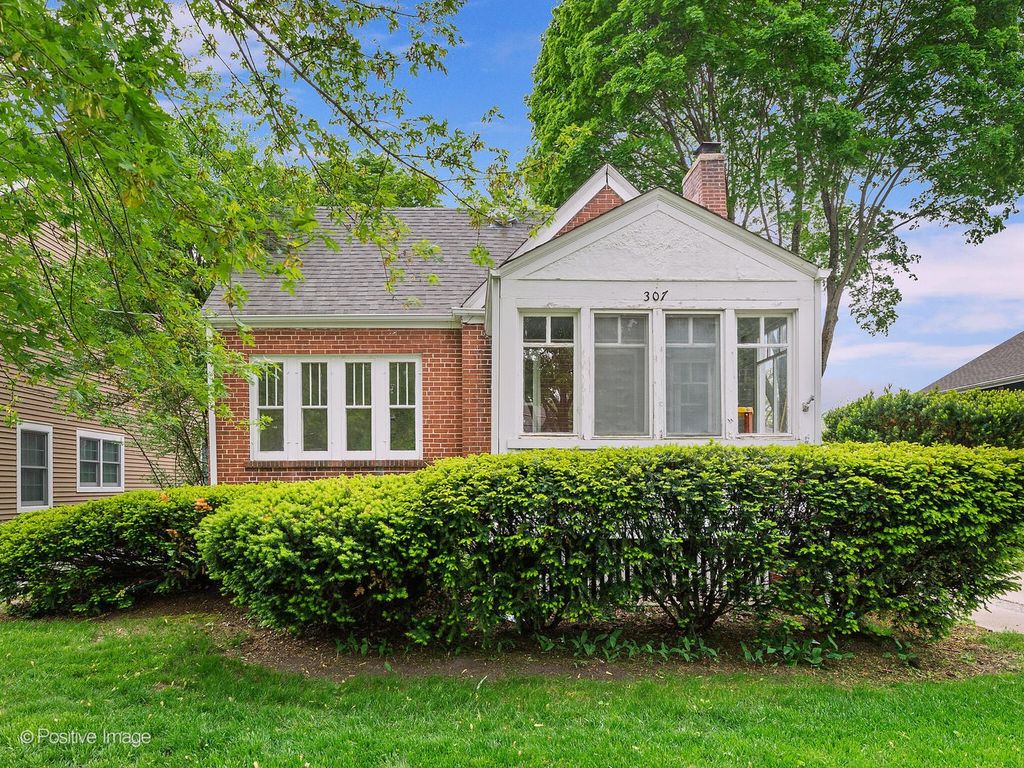 307 Hawthorne Blvd, Glen Ellyn, IL 60137