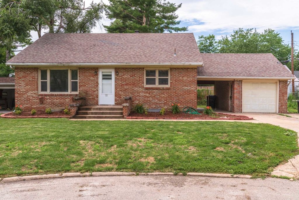 15 University Ct, Normal, IL 61761