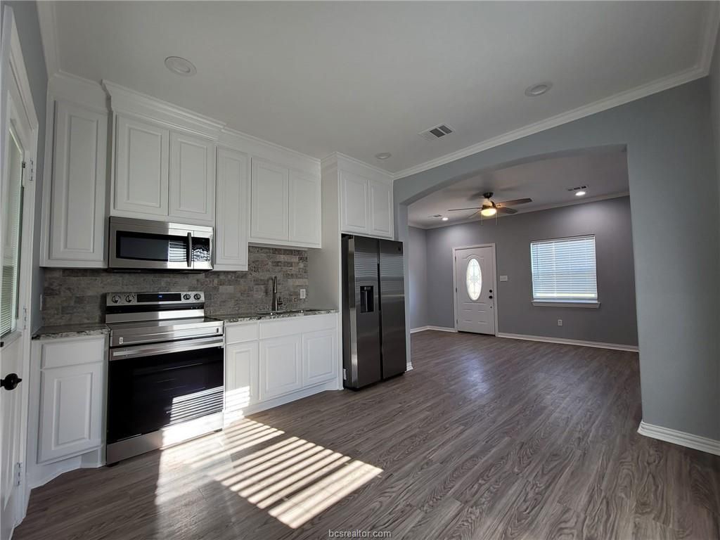 1308 Dawson St, Hearne, TX 77859