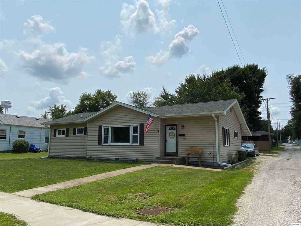 212 W Washington St, Mt Sterling, IL 62353