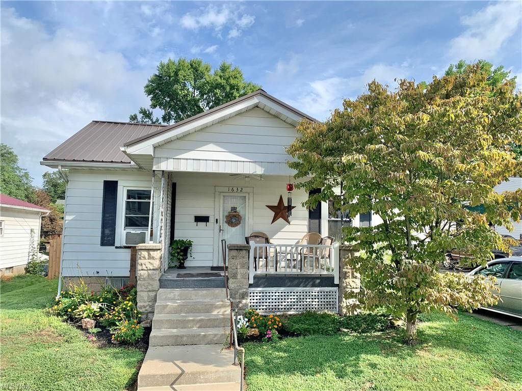1632 Walnut St, Coshocton, OH 43812