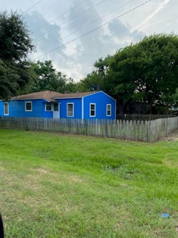 301 Magnusson Ave, Palacios, TX 77465