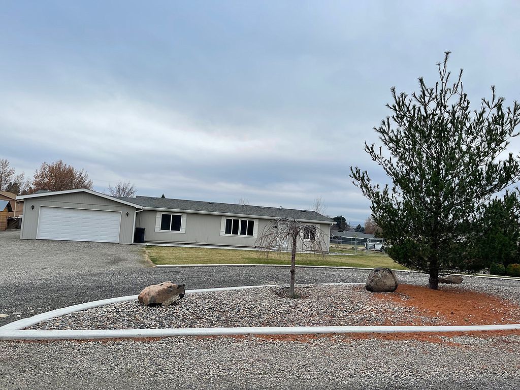 8812 W Richardson Rd, Pasco, WA 99301