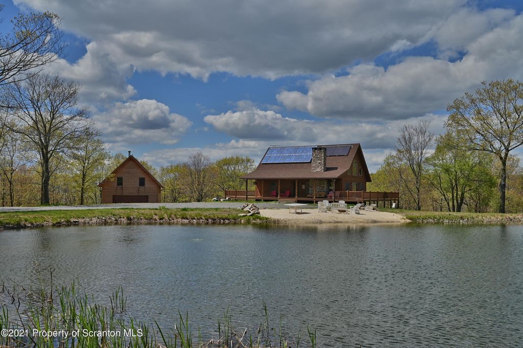 1 Green Mountain Pl, Roaring Brook Twp, PA 18444
