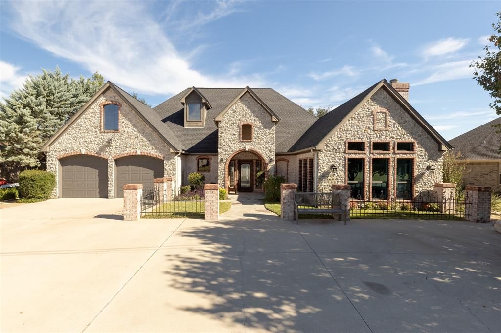 640 Lanai Dr, Runaway Bay, TX 76426
