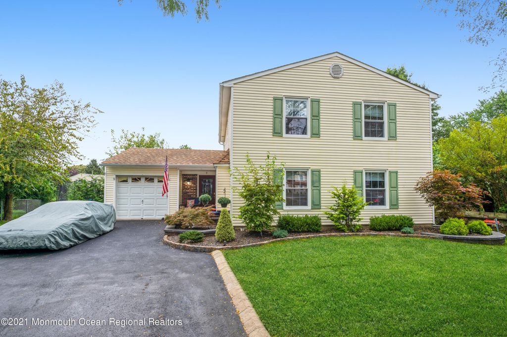 9 Cape Court, Howell, NJ 07731