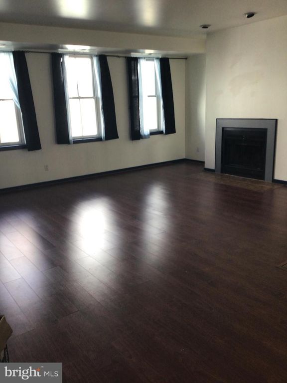 352 N Front St, Philadelphia, PA 19106