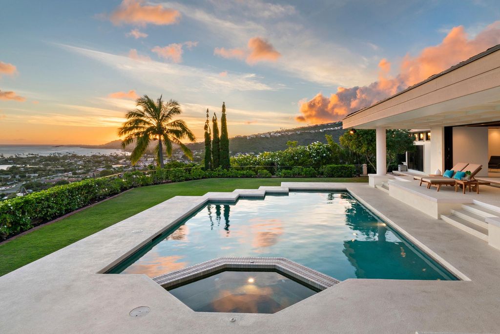 231 Puuikena Dr, Honolulu, HI 96821
