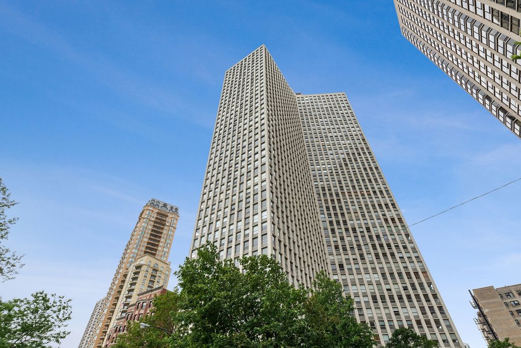 2626 N Lakeview Ave #312, Chicago, IL 60614