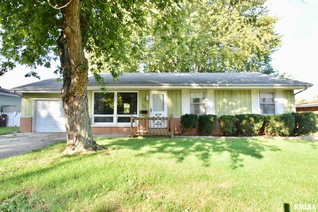 303 Parkway Ln, Pekin, IL 61554