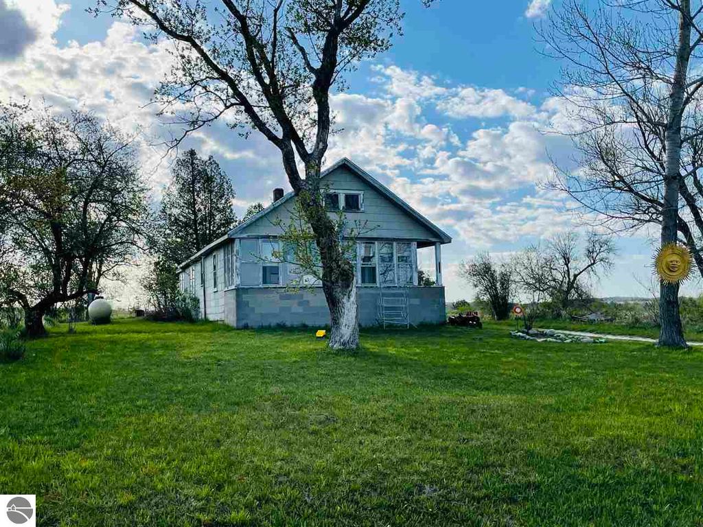 7302 N 35th Rd, Manton, MI 49663