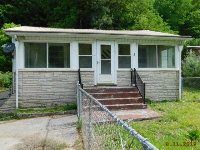 970 Mate Creek Rd, Matewan, WV 25678