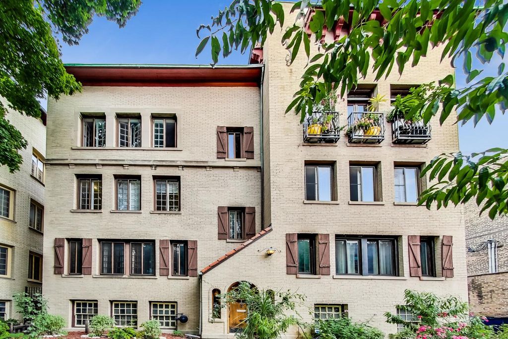 7441 N Hoyne Ave #2S, Chicago, IL 60645