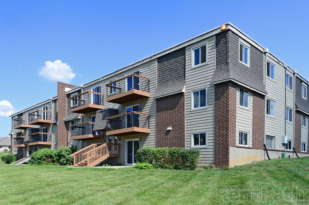 8900 Old Santa Fe Rd, Kansas City, MO 64138
