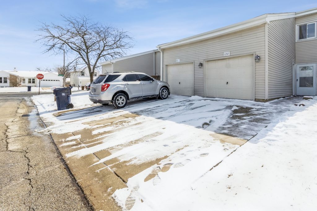 1957 Wildwood Cir, Glendale Heights, IL 60139