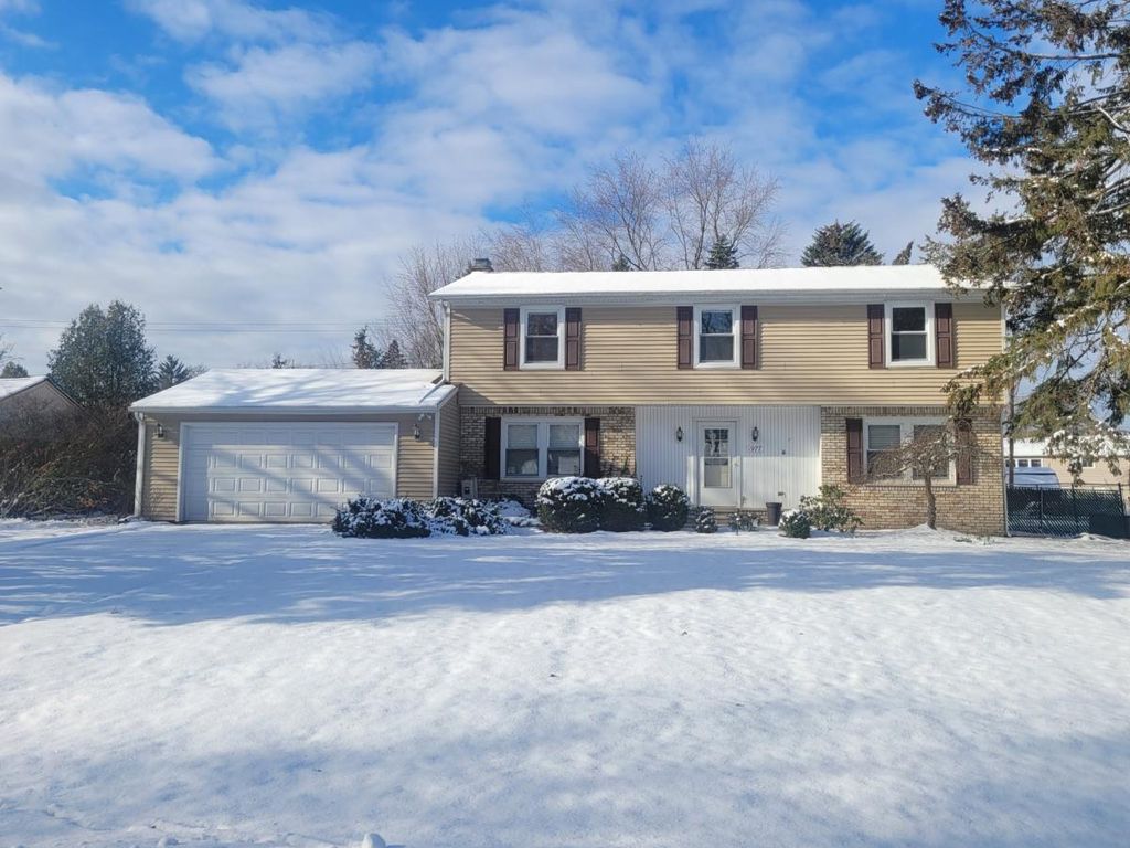 1977 Meadow Ridge Dr, Commerce Township, MI 48390