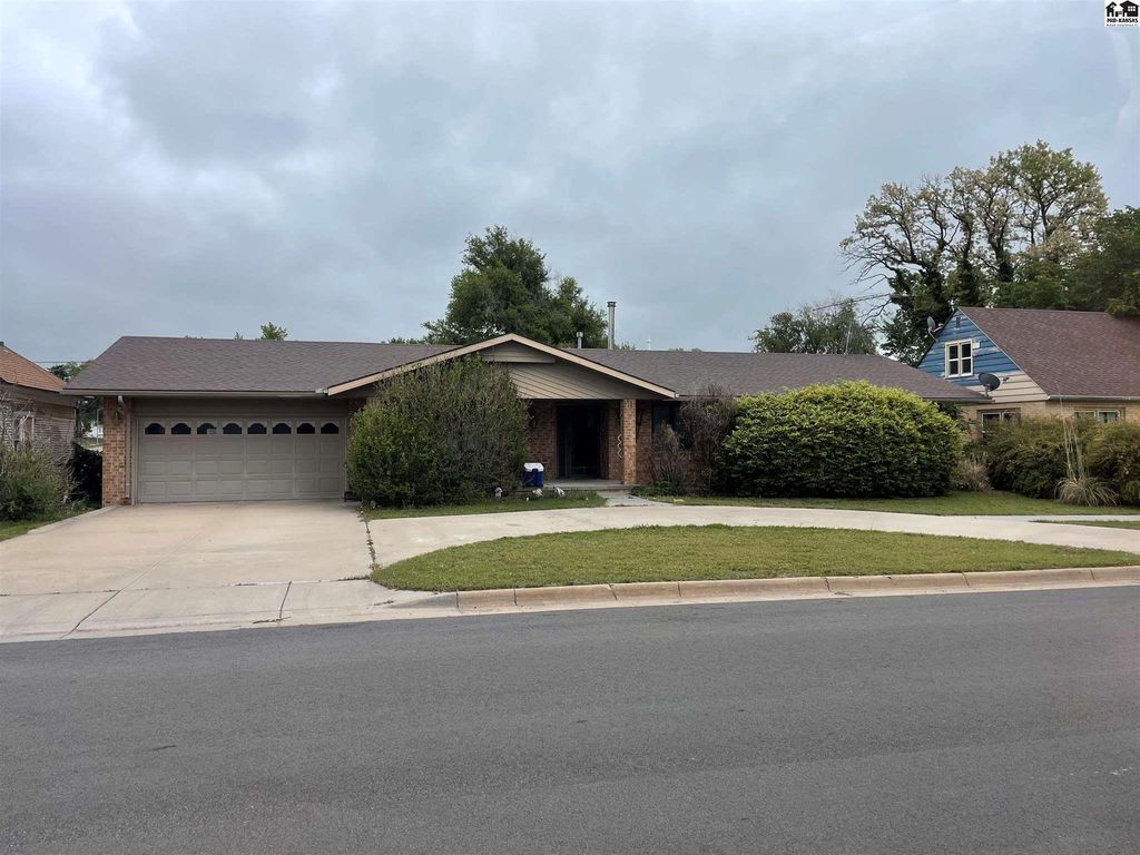 108 S Pine St, Pratt, KS 67124