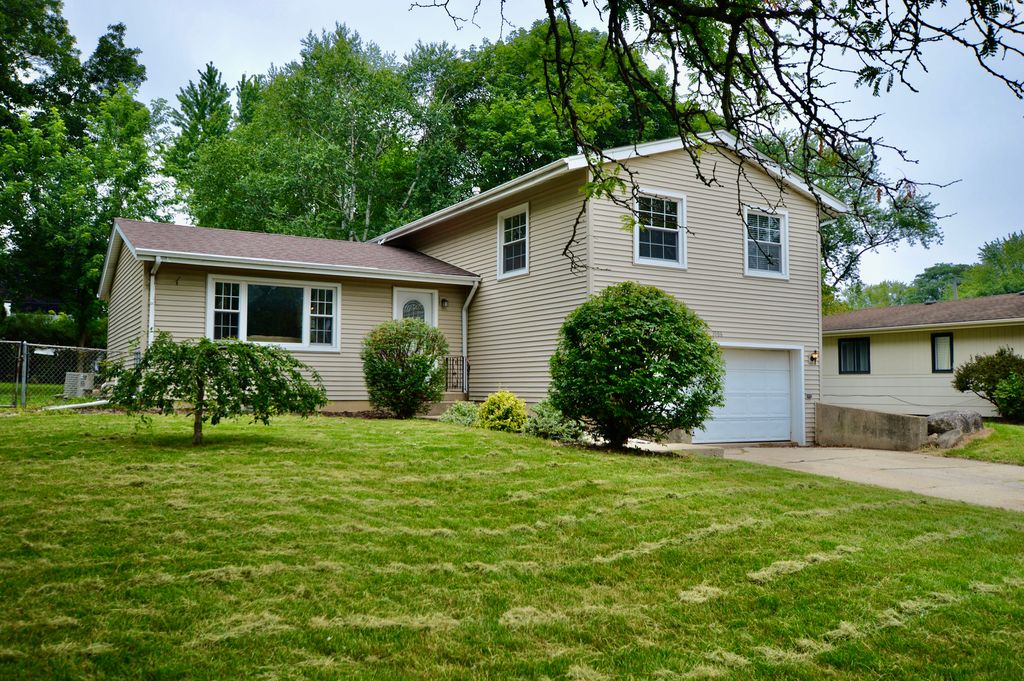 3706 W Lee St, Mchenry, IL 60050