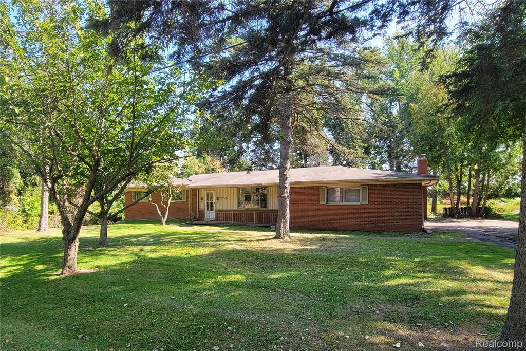 1831 Long Pointe Dr, Bloomfield Hills, MI 48302
