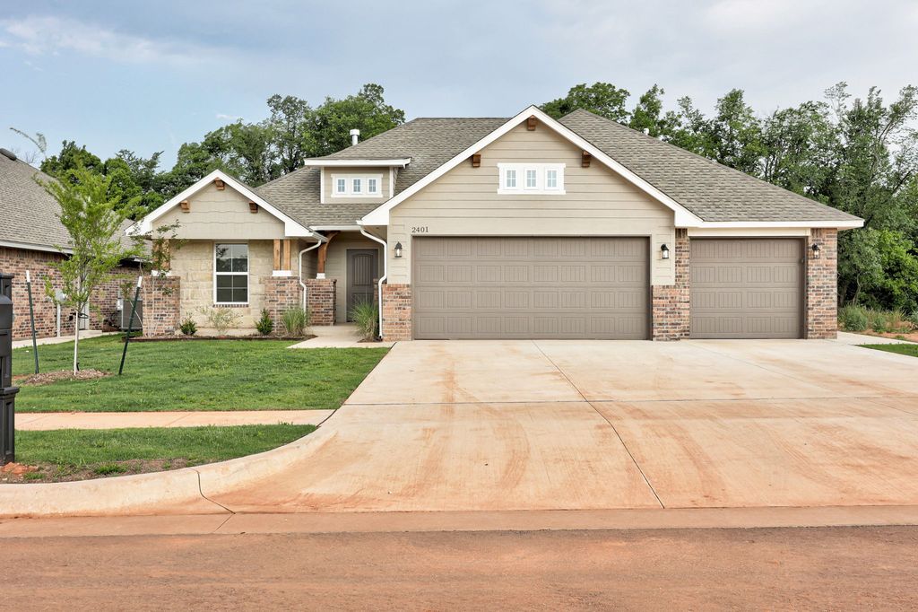 2401 Creekview Dr, Moore, OK 73160