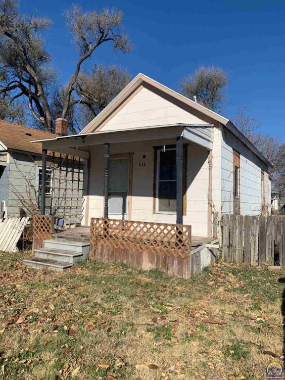 520 NE Sardou Ave, Topeka, KS 66608