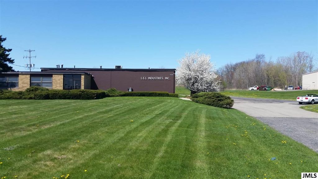 2588 Airport Rd, Jackson, MI 49202