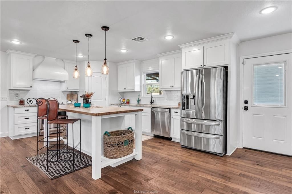 1512 Bluebonnet Dr, College Station, TX 77845